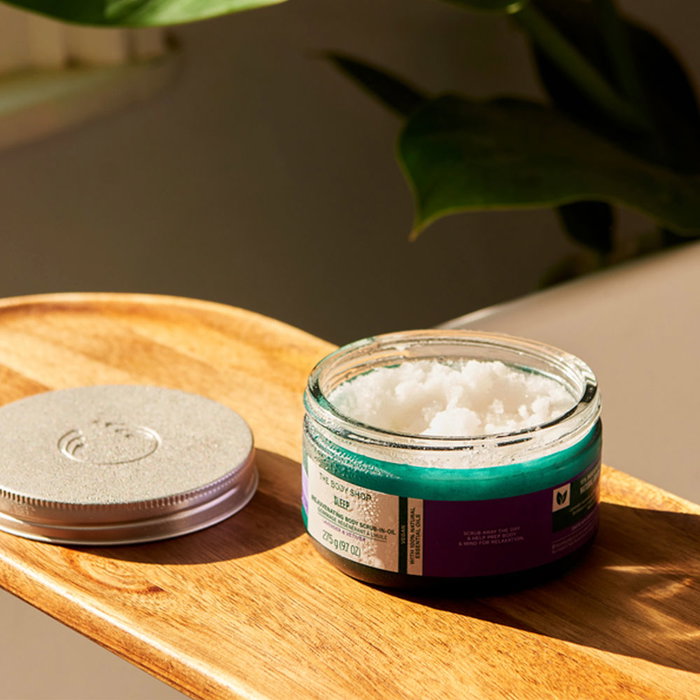 The Body Shop Sleep Aceite Exfoliante Corporal Lavanda y Vetiver 275 g - Exfoliante de Sal con Aceites Esenciales Naturales, 99% Ingredientes de Origen Natural The Body Shop Sleep Aceite Exfoliante Corporal Lavanda y Vetiver 275 g - Exfoliante de Sal con Aceites Esenciales Naturales, 99% Ingredientes de Origen Natural