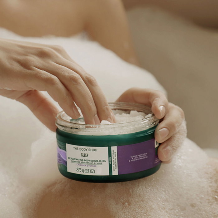 The Body Shop Sleep Aceite Exfoliante Corporal Lavanda y Vetiver 275 g - Exfoliante de Sal con Aceites Esenciales Naturales, 99% Ingredientes de Origen Natural The Body Shop Sleep Aceite Exfoliante Corporal Lavanda y Vetiver 275 g - Exfoliante de Sal con Aceites Esenciales Naturales, 99% Ingredientes de Origen Natural