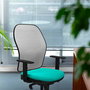 Silla de oficina Jorquera con mecanismo Sincro tapizada con Similpiel color Amarillo y malla color Negro. Equipada con lumbar 1D, Brazos 1D y Ruedas 65mm nailon