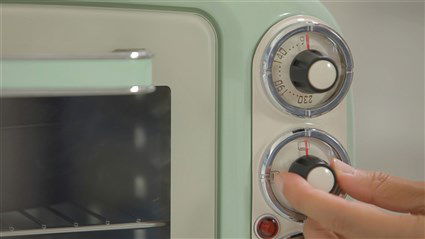 Ariete 979/04 Mini Horno Eléctrico 18 Litros Vintage Verde con Función Estática, Temporizador y Temperatura Regulable hasta 230°C, Incluye Parrilla y Bandeja