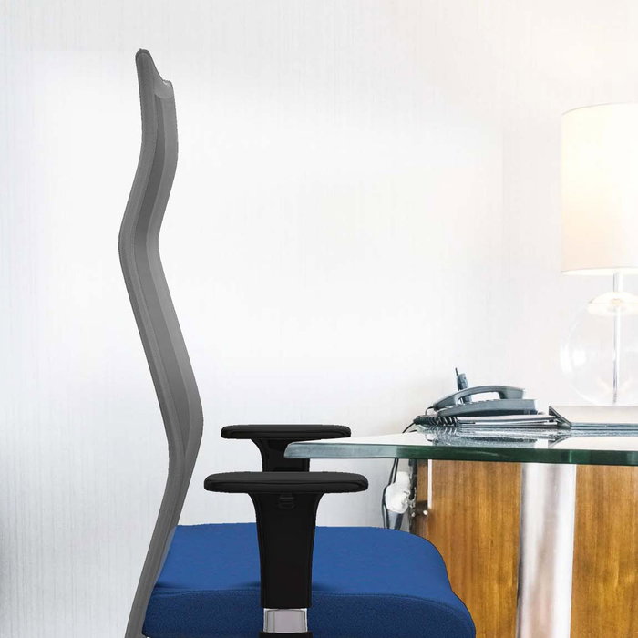 Sillón Albacete con mecanismo Sincro tapizada con Tela color Gris y malla color Negro. Equipado con Base nailon negra, Brazos 1D y Ruedas 65 mm parqué