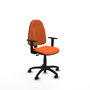 Silla de oficina Algarra con mecanismo Contacto permanente básico tapizada con Tela color Naranja. Equipada con Base poliamida negra, Brazos 1D y Ruedas autofrenantes