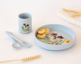 KioKids Vajilla de Silicona con Ventosa para Bebé Lovely Friends, Plato, Vaso y Cubiertos, Kit BLW, Azul, +6 Meses, 100% Grado Alimenticio, Lavavajillas, Microondas