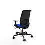 Silla de oficina Alares con mecanismo Sincro tapizada con Tela color Azul y malla color Negro. Equipada con lumbar 1D, Brazos 1D y Ruedas 65mm nailon