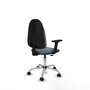 Silla de oficina Algarra con mecanismo Contacto permanente básico tapizada con Tela color Gris. Equipada con Base cromada, Brazos 2D y Ruedas autofrenantes