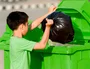 Q-connect Papelera Contenedor Plástico Verde para Envases de Vidrio 100L con Tapa y Ruedas 750x470x370 mm