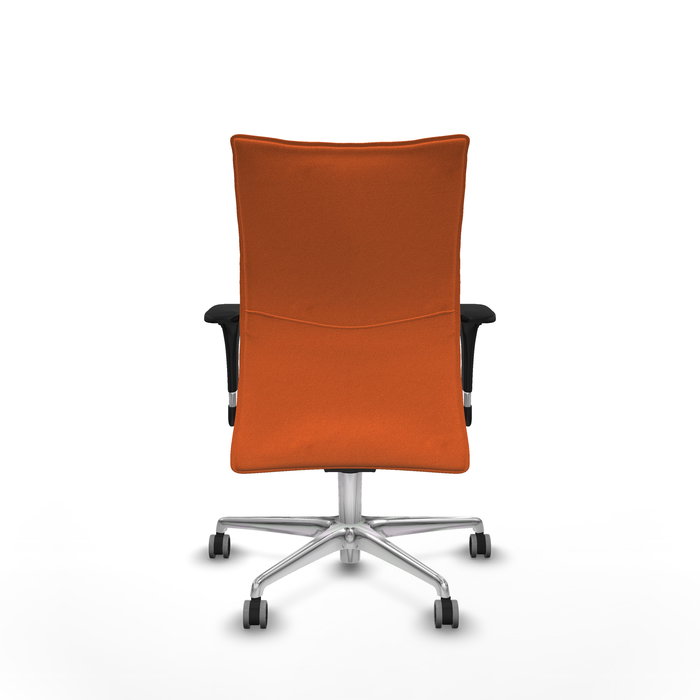 Silla Albacete confidente con mecanismo Sincro tapizada con Tela color Naranja. Equipada con Base aluminio, Brazos 1D y Ruedas 65 mm parqué