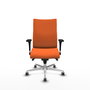 Silla Albacete confidente con mecanismo Sincro tapizada con Tela color Naranja. Equipada con Base aluminio, Brazos 1D y Ruedas 65 mm parqué
