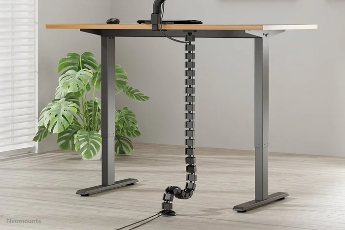 Neomounts ADS06-132BL Organizador de Cables para Escritorio, Guía con 27 Segmentos Flexibles y Fijación Magnética, Color Negro