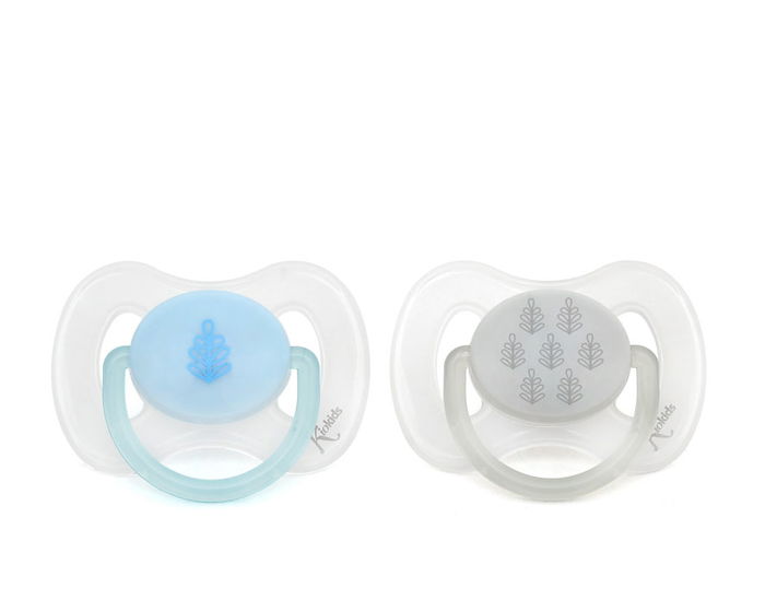 KioKids Set 2 Chupetes Ortodónticos Petits Moments Azul y Gris +18 Meses Silicona Alta Calidad