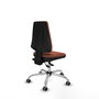 Silla de oficina Elche con mecanismo Asincro tapizada con Tela color Marrón. Equipada con Base cromada, Sin brazos y Ruedas 65 mm parqué