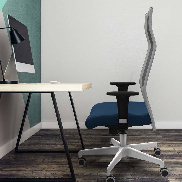 Sillón Albacete con mecanismo Sincro tapizada con Similpiel color Marrón oscuro y malla color Blanco. Equipado con Base poliamida blanca, Brazos 1D y Ruedas 65 mm parqué