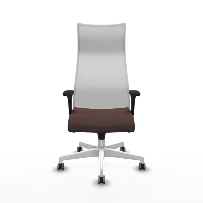 Sillón Albacete con mecanismo Sincro tapizada con Similpiel color Marrón oscuro y malla color Blanco. Equipado con Base poliamida blanca, Brazos 1D y Ruedas 65 mm parqué