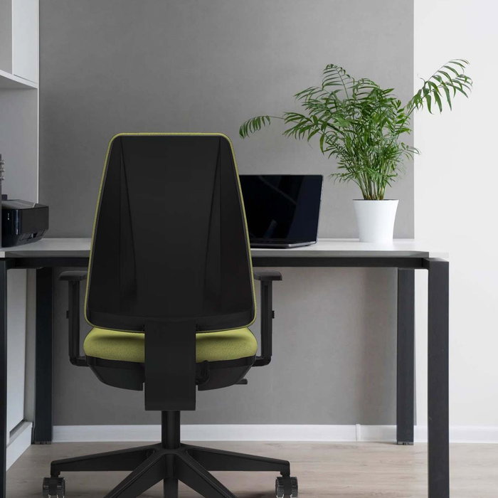 Silla de oficina Elche con mecanismo Contacto permanente básico tapizada con Tela color Verde botella. Equipada con Base piramidal negra, Brazos 1D y Ruedas 65mm nailon