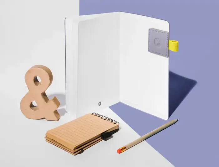 Antartik Portabolígrafo Autoadhesivo para Cuaderno con Elástico, Hasta 15 mm Grosor, Morado y Amarillo Antartik Portabolígrafo Autoadhesivo para Cuaderno con Elástico, Hasta 15 mm Grosor, Morado y Amarillo