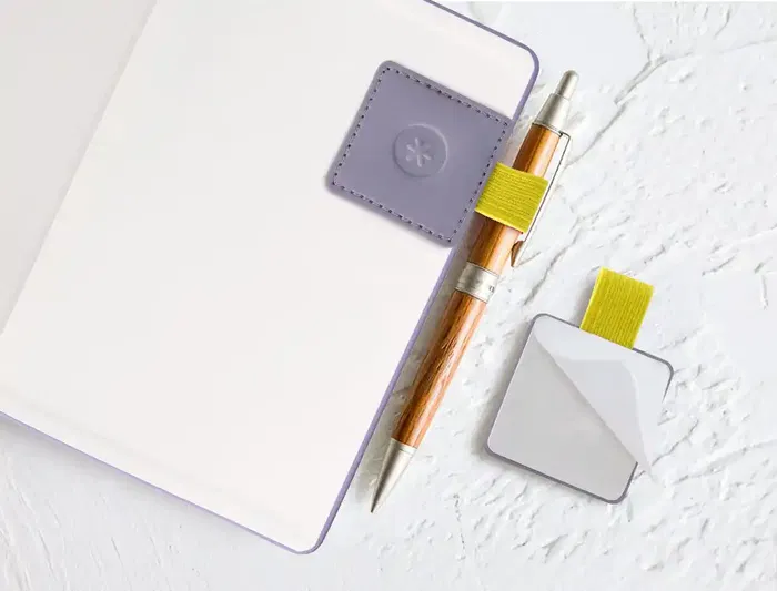 Antartik Portabolígrafo Autoadhesivo para Cuaderno con Elástico, Hasta 15 mm Grosor, Morado y Amarillo Antartik Portabolígrafo Autoadhesivo para Cuaderno con Elástico, Hasta 15 mm Grosor, Morado y Amarillo
