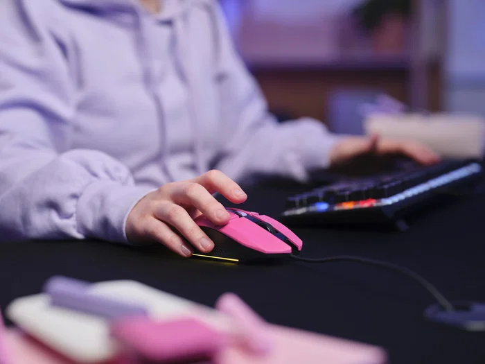 Trust GXT 109 Felox Ratón Gaming Ambidiestro con Cable USB, 6400 DPI Ajustable, 6 Botones, Iluminación LED RGB, Color Rosa - Para PC