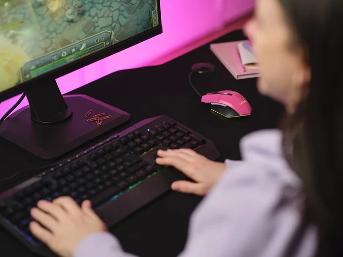 Trust GXT 109 Felox Ratón Gaming Ambidiestro con Cable USB, 6400 DPI Ajustable, 6 Botones, Iluminación LED RGB, Color Rosa - Para PC