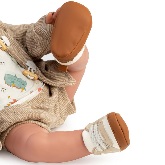 Guca Muñeco con Peso Unai 42 cm - Bebé Realista con Camiseta de Dinosaurios, Chaqueta y Pantalón de Pana para niños +6 años