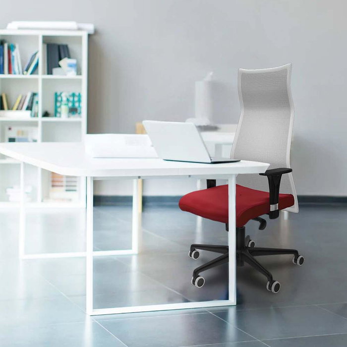 Sillón Albacete con mecanismo Sincro tapizada con Similpiel color Rojo y malla color Blanco. Equipado con Base nailon negra, Brazos 1D y Ruedas 65 mm parqué