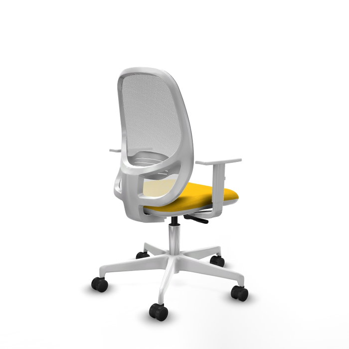 Silla de oficina Cilanco con mecanismo Sincro tapizada con Tela color Amarillo y malla color Blanco. Equipada con lumbar 1D, Reposabrazos blancos y Ruedas 65mm nailon