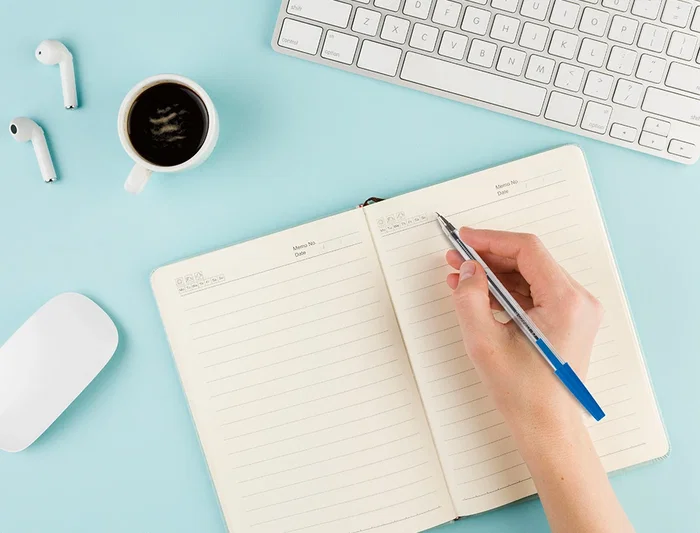 Q-connect Boligrafo Transparente Azul Medio KF26039 con Capuchón y Trazo 0,4 mm