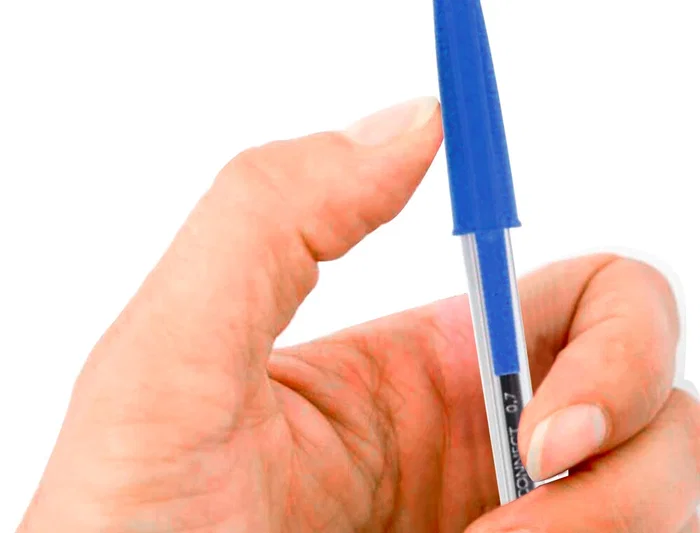 Q-connect Boligrafo Transparente Azul Medio KF26039 con Capuchón y Trazo 0,4 mm