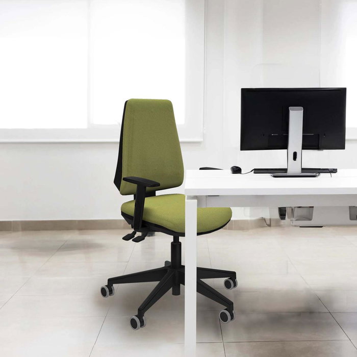 Silla de oficina Elche con mecanismo Asincro tapizada con Tela color Verde oliva. Equipada con Base piramidal negra, Brazos 1D y Ruedas 65 mm parqué Silla de oficina Elche con mecanismo Asincro tapizada con Tela color Verde oliva. Equipada con Base piramidal negra, Brazos 1D y Ruedas 65 mm parqué