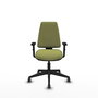 Silla de oficina Elche con mecanismo Asincro tapizada con Tela color Verde oliva. Equipada con Base piramidal negra, Brazos 1D y Ruedas 65 mm parqué