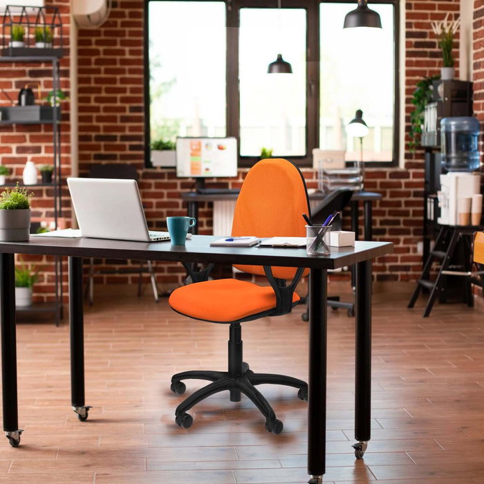 Silla de oficina Algarra con mecanismo Contacto permanente básico tapizada con Tela color Blanco. Equipada con Base poliamida negra, Brazos fijos y Ruedas autofrenantes