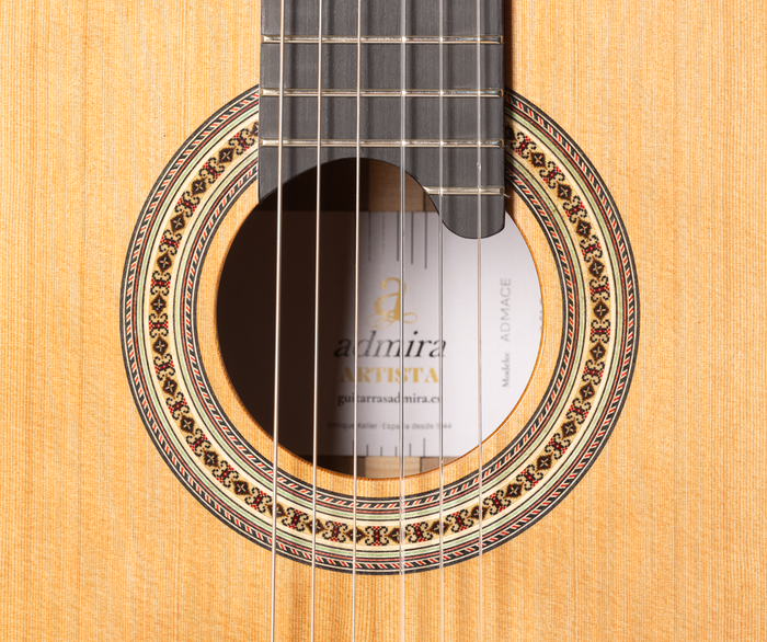 Admira Artista Serie Conservatorio Guitarra Clásica con Tapa de Cedro y Fondo de Ébano Admira Artista Serie Conservatorio Guitarra Clásica con Tapa de Cedro y Fondo de Ébano