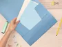 Liderpapel Carpeta con Gomas Tres Solapas Polipropileno DIN A4 Celeste Opaco