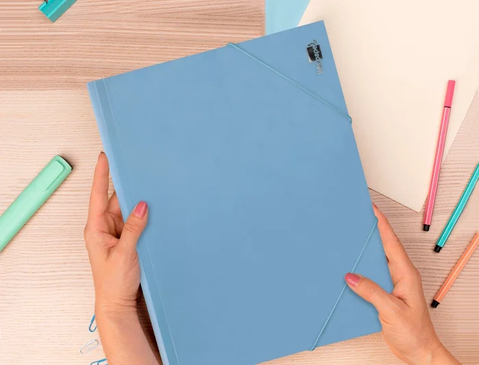 Liderpapel Carpeta con Gomas Tres Solapas Polipropileno DIN A4 Celeste Opaco