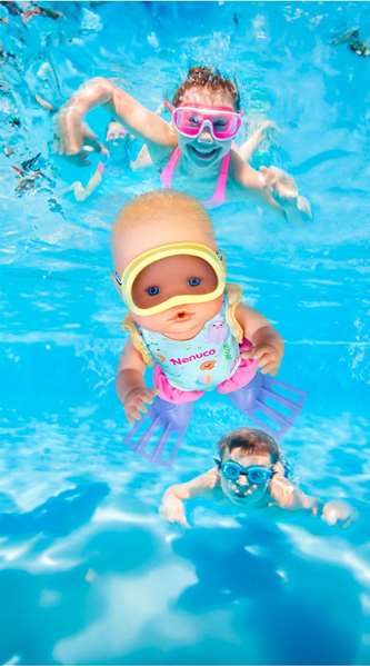 Famosa Nenuco Muñeco Aprende a Bucear 35 cm - Mueve piernas y nada solo, Juguete para niños 3 a 6 años