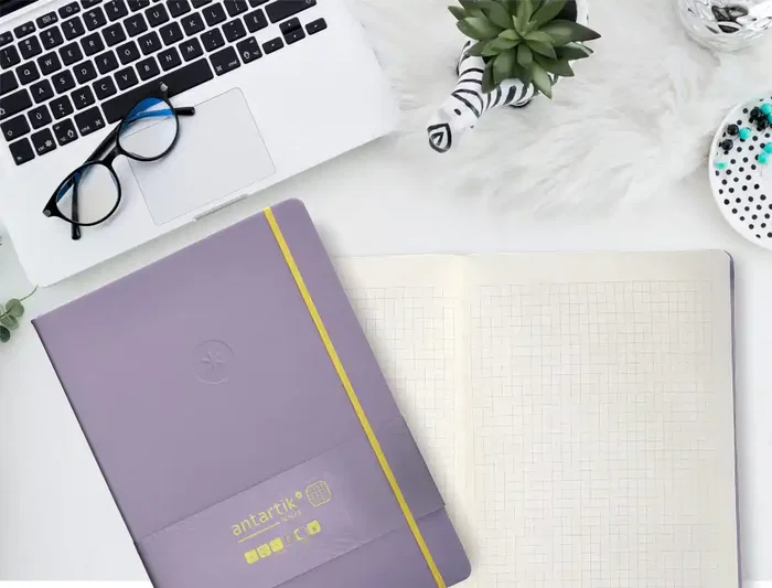 Antartik Cuaderno A4 Tapa Dura Hojas Cuadriculadas Morado y Amarillo 100 Hojas 80gr FSC