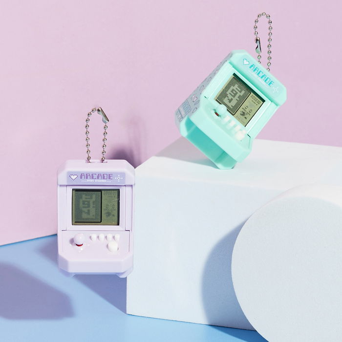 Mister Gadget Llavero 26 Juegos Arcade Lila, Verde Plástico Con 26 Juegos Incluye Pilas AG13 LRR44 4x4 cm h.6 cm