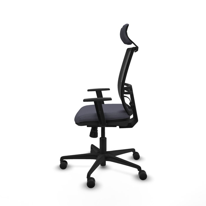 Silla de oficina Yunquera con mecanismo Sincro tapizada con Tela color Gris oscuro y malla color Negro. Equipada con lumbar 1D, Brazos 1D, Cabecero 1D y Ruedas 65mm nailon