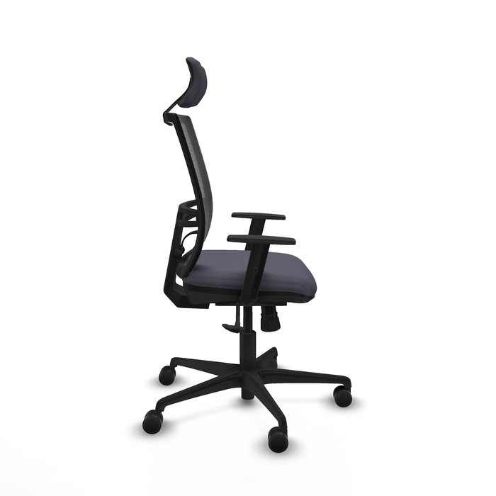 Silla de oficina Yunquera con mecanismo Sincro tapizada con Tela color Gris oscuro y malla color Negro. Equipada con lumbar 1D, Brazos 1D, Cabecero 1D y Ruedas 65mm nailon