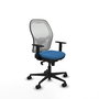 Silla de oficina Jorquera con mecanismo Sincro tapizada con Similpiel color Azul claro y malla color Blanco. Equipada con lumbar 1D, Brazos 1D y Ruedas 65mm nailon