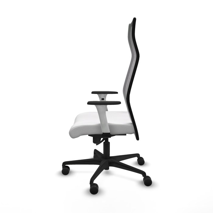 Sillón Albacete con mecanismo Sincro tapizada con Tela color Blanco y malla color Negro. Equipado con Base nailon negra, Brazos 1D y Ruedas 65mm nailon