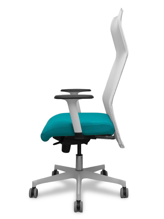 Sillón Albacete con mecanismo Sincro tapizada con Tela color Turquesa y malla color Blanco. Equipado con Base poliamida blanca, Brazos 1D y Ruedas 65 mm parqué