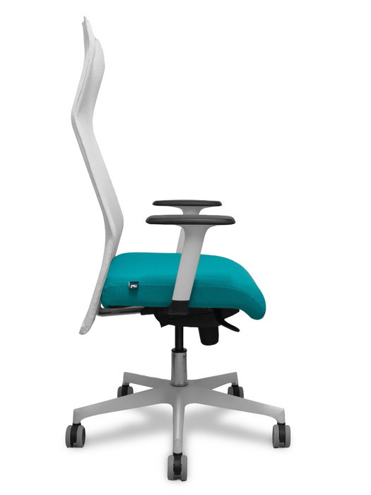 Sillón Albacete con mecanismo Sincro tapizada con Tela color Turquesa y malla color Blanco. Equipado con Base poliamida blanca, Brazos 1D y Ruedas 65 mm parqué