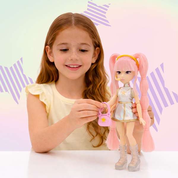 IMC Toys - Muñeca Articulada K-Pop Idol Fashion Yuni, 26 cm, con 2 Prendas de Ropa, Zapatos y 3 Accesorios Personalizados, para Niñas de 5 a 7 Años