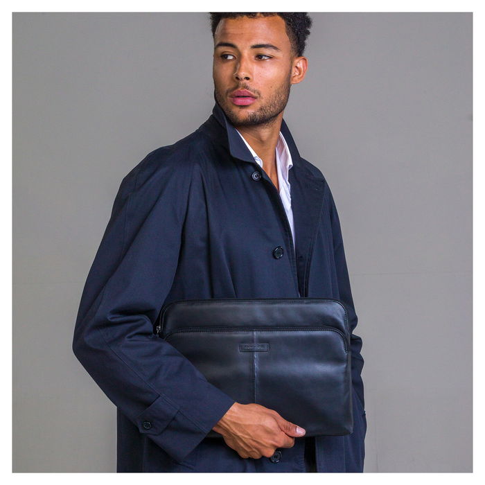 dbramante1928 SKAGEN PRO+ - Funda de cuero de grano entero para MacBook Pro 14", 35.6 cm (14"), Negro, Resistente a impactos, con bolsillo delantero dbramante1928 SKAGEN PRO+ - Funda de cuero de grano entero para MacBook Pro 14", 35.6 cm (14"), Negro, Resistente a impactos, con bolsillo delantero