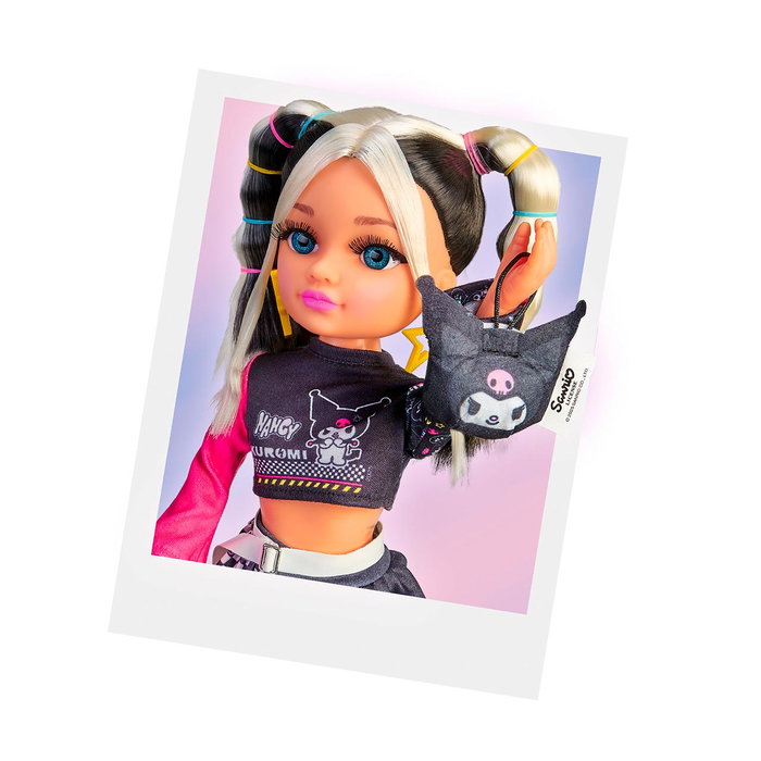 Famosa Naca8000 Muñeca Nancy Fashion Kuromi Hello Kitty, pelo rosa, outfit urbano, mochila y auriculares, para +3 años Famosa Naca8000 Muñeca Nancy Fashion Kuromi Hello Kitty, pelo rosa, outfit urbano, mochila y auriculares, para +3 años