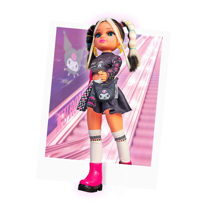 Famosa Naca8000 Muñeca Nancy Fashion Kuromi Hello Kitty, pelo rosa, outfit urbano, mochila y auriculares, para +3 años Famosa Naca8000 Muñeca Nancy Fashion Kuromi Hello Kitty, pelo rosa, outfit urbano, mochila y auriculares, para +3 años