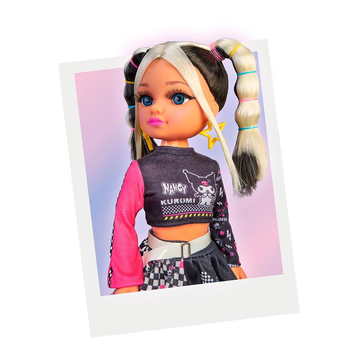 Famosa Naca8000 Muñeca Nancy Fashion Kuromi Hello Kitty, pelo rosa, outfit urbano, mochila y auriculares, para +3 años Famosa Naca8000 Muñeca Nancy Fashion Kuromi Hello Kitty, pelo rosa, outfit urbano, mochila y auriculares, para +3 años