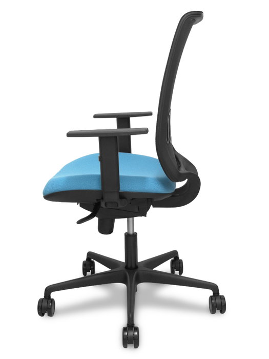 PIQUERAS Y CRESPO Silla Alares sincro con respaldo de malla negra y asiento azul cielo