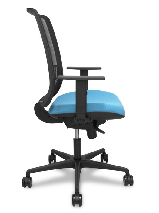 PIQUERAS Y CRESPO Silla Alares sincro con respaldo de malla negra y asiento azul cielo