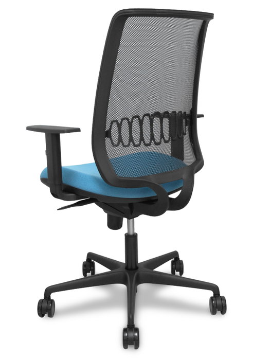 PIQUERAS Y CRESPO Silla Alares sincro con respaldo de malla negra y asiento azul cielo